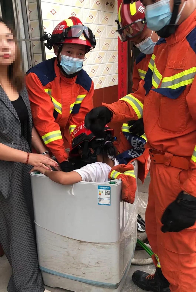 宜賓一女孩玩捉迷藏，被卡洗衣機出不來！消防緊急出動……(圖1)