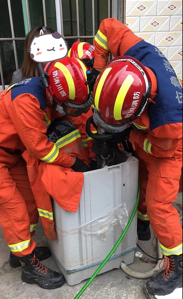 宜賓一女孩玩捉迷藏，被卡洗衣機出不來！消防緊急出動……(圖2)