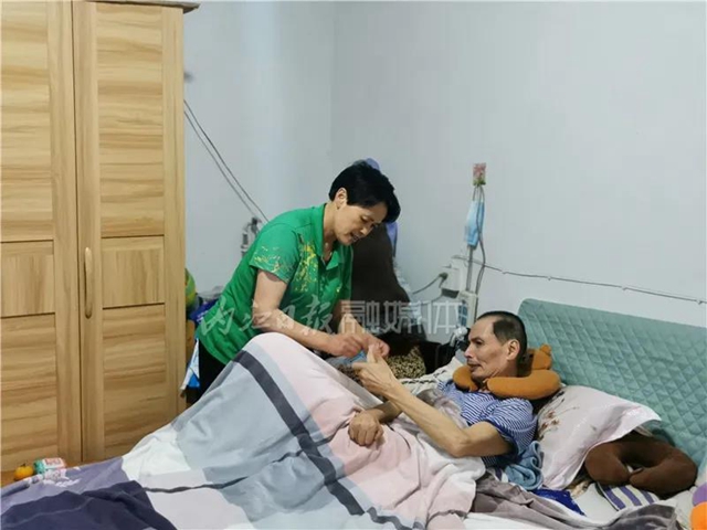 奇跡！1000多個日日夜夜，內(nèi)江“好妻子”喚醒癱瘓丈夫(圖1)