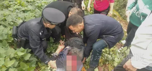 八旬老人摔下10余米懸崖生死不明，內(nèi)江警察“滑”巖而下(圖1)