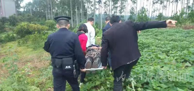 八旬老人摔下10余米懸崖生死不明，內(nèi)江警察“滑”巖而下(圖2)