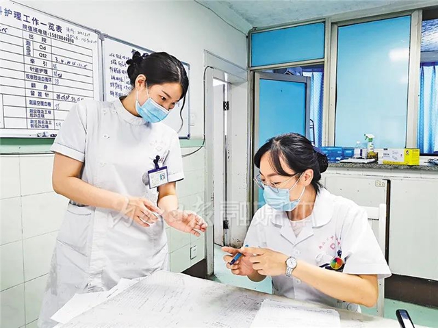 高原遇游客心臟驟停，內(nèi)江抗疫女英雄百米沖刺施救