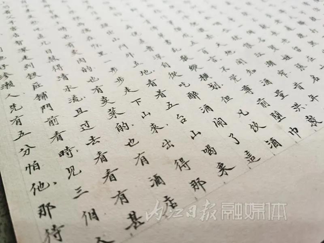 手抄四大名著，寫(xiě)禿100多支毛筆，內(nèi)江這位七旬老人令人敬佩！(圖2)