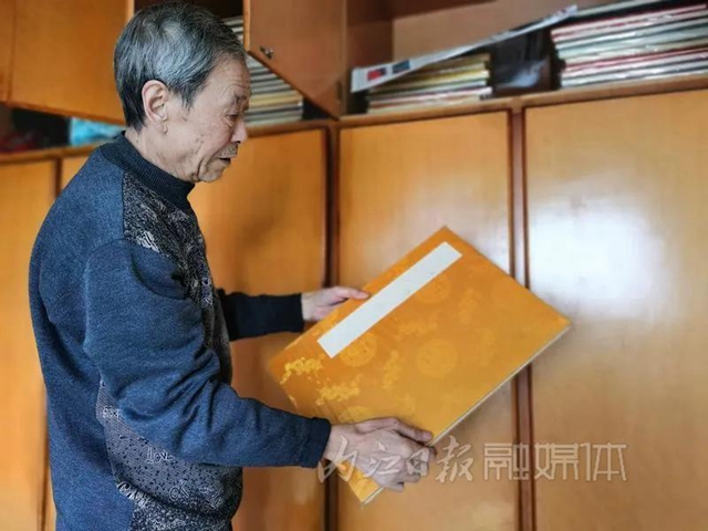 手抄四大名著，寫(xiě)禿100多支毛筆，內(nèi)江這位七旬老人令人敬佩！(圖3)