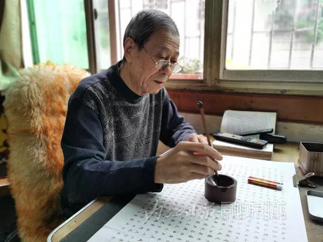 手抄四大名著，寫(xiě)禿100多支毛筆，內(nèi)江這位七旬老人令人敬佩！(圖7)