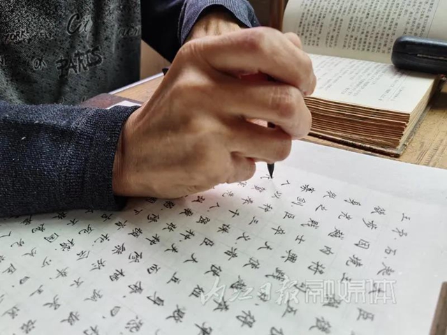 手抄四大名著，寫(xiě)禿100多支毛筆，內(nèi)江這位七旬老人令人敬佩！(圖12)