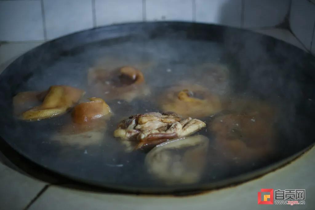 這應(yīng)該是自貢人飯桌上“最硬”的一道菜！(圖3)