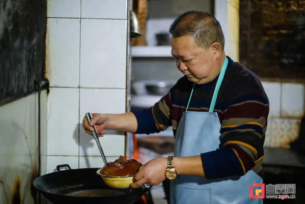 這應(yīng)該是自貢人飯桌上“最硬”的一道菜！(圖4)