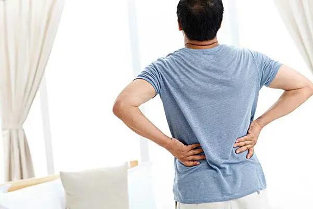 【關(guān)注】男子腰痛，醫(yī)生取出21顆“骨頭渣渣”！(圖9)