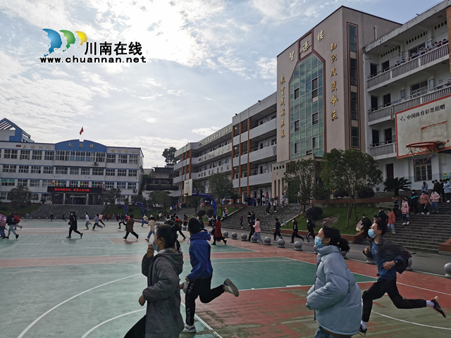 納溪護國中學(xué)成功舉行“11.9”消防應(yīng)急疏散演練