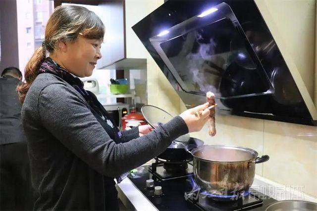 久病床前親情濃，內江姐姐悉心照顧弟弟20余年(圖2)