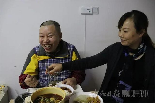 久病床前親情濃，內江姐姐悉心照顧弟弟20余年(圖3)