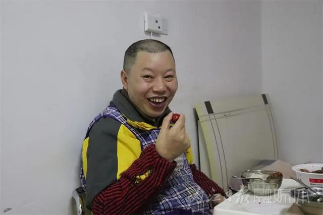久病床前親情濃，內江姐姐悉心照顧弟弟20余年(圖4)