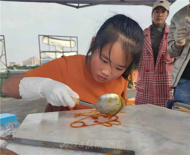 敢于創(chuàng)新！內(nèi)江11歲小女孩成為非遺技藝“掌勺人”(圖1)