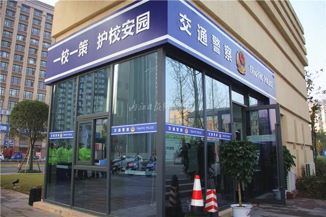 內(nèi)江第一個！校園里“配置”了專職交警(圖2)