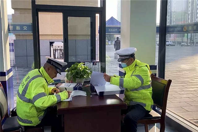 內(nèi)江第一個！校園里“配置”了專職交警(圖3)