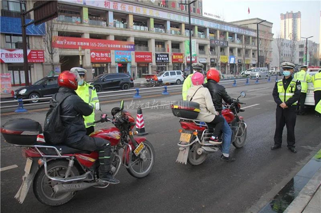 內(nèi)江第一個！校園里“配置”了專職交警(圖4)