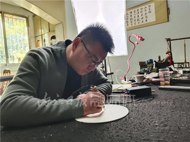 “烙”出甜城！這名90后畫(huà)師攜宣紙烙畫(huà)“走”進(jìn)18個(gè)國(guó)家