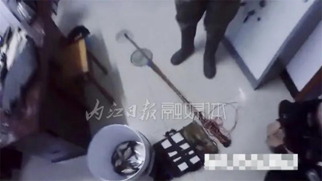 立為刑案！資中兩男子下河電魚當(dāng)場(chǎng)被抓(圖2)