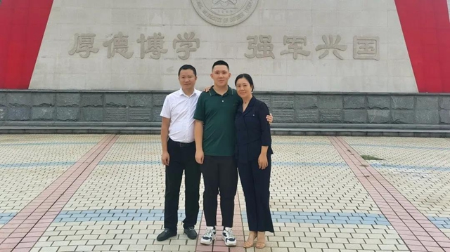 瀘州玉帶河派出所所長(zhǎng)廖艷獲評(píng)2021年全國(guó)最美家庭(圖2)