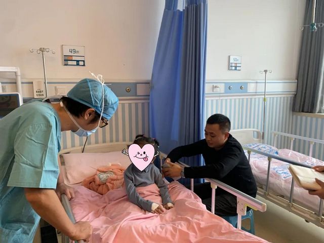 瀘州：孩子分開的手指終于合上了，父親笑了！