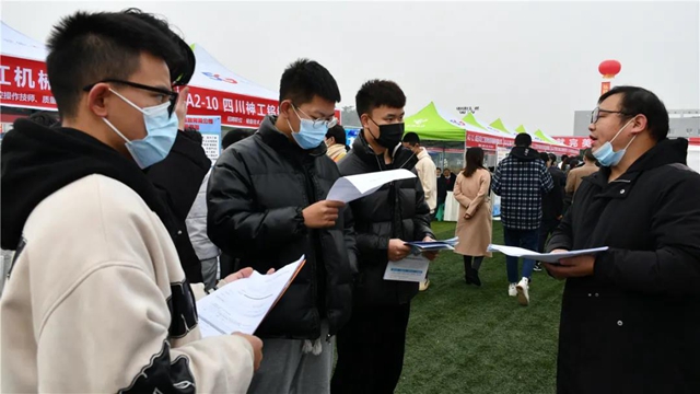 2700余人達(dá)成初步就業(yè)意向！內(nèi)江這場大型雙選會相當(dāng)及時(圖8)