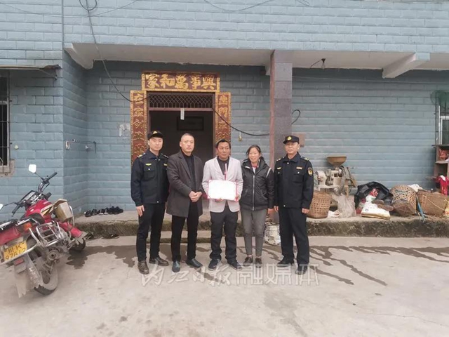 自覺保護“大怪魚”，內江兩名愛心人士獲頒榮譽證書(圖2)