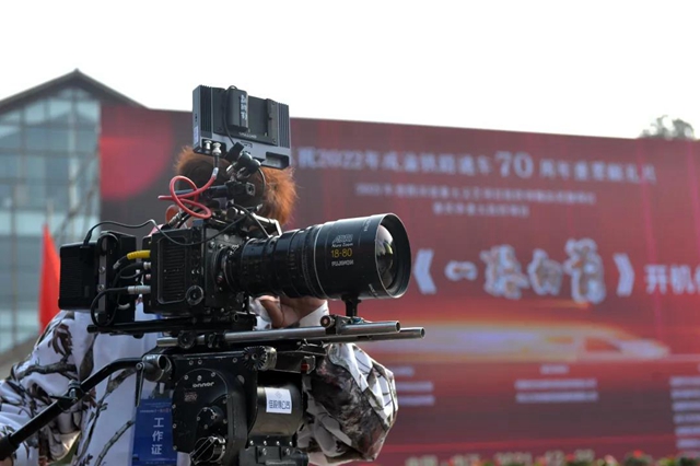 強大陣容！知名導演演員加盟，大型電視連續(xù)劇《一路向前》在內(nèi)江開機