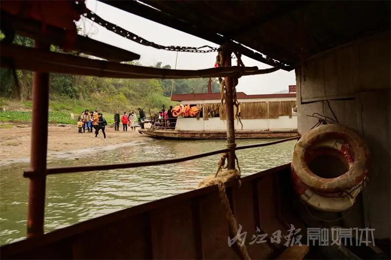 一趟一元！40元包年！內(nèi)江這對(duì)夫妻開的船，你坐過嗎(圖10)
