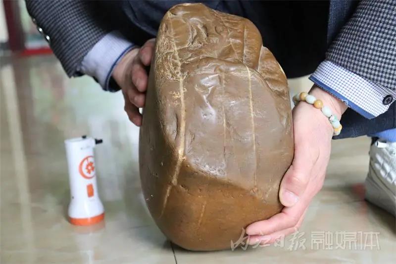 數(shù)噸沱江大千玉驚艷亮相！內(nèi)江這位收藏家被稱為“收藏宗師”(圖2)