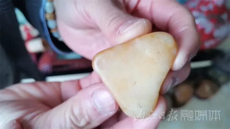 數(shù)噸沱江大千玉驚艷亮相！內(nèi)江這位收藏家被稱為“收藏宗師”(圖11)