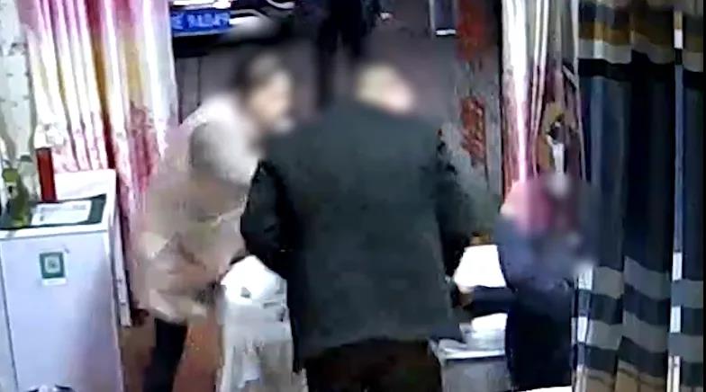 瀘州盲人按摩師被打下跪，警察拾起他失去的尊嚴