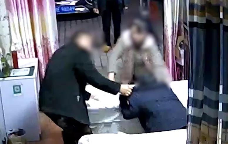 瀘州盲人按摩師被打下跪，警察拾起他失去的尊嚴(yán)(圖2)