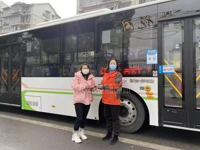 急！內(nèi)江一乘客2.4萬(wàn)元救命錢(qián)遺落公交車(chē)上，結(jié)局暖了