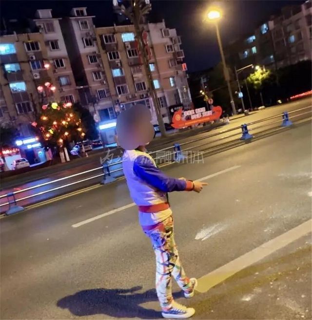 惡劣！兩車擦刮，這“花褲”車主竟向對方面部拋灑石灰 內江警方：“捆”起來!