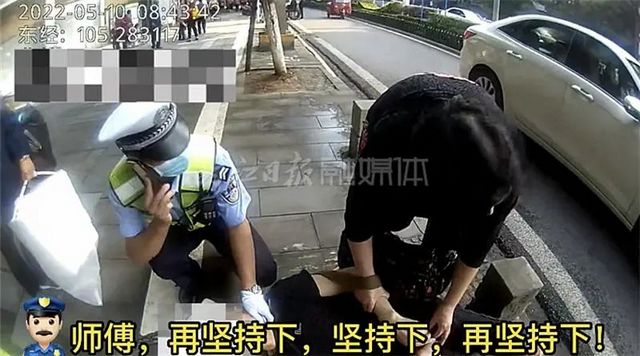 隆昌街頭老人突然倒地抽搐，他倆“出手”了——