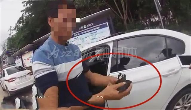 搞笑！男子在內江高速路上停車抓鳥，結果自己被“抓”了——