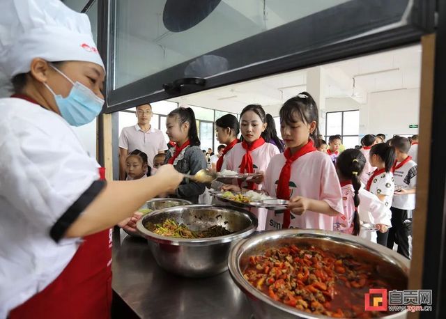 自貢6402名邊遠(yuǎn)農(nóng)村非寄宿制學(xué)校師生吃上免費(fèi)午餐