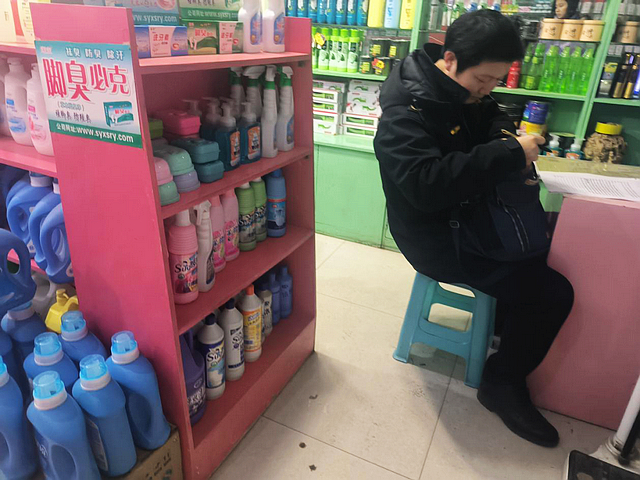 春雷行動(dòng)2023 | 清洗效果不佳？古藺查獲一起涉嫌銷售假冒“藍(lán)月亮”洗衣液案