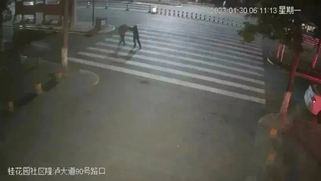 與歹徒搏斗負(fù)傷身縫100多針！隆昌這位64歲退役軍人獲評(píng)“見(jiàn)義勇為公民”稱號(hào)——