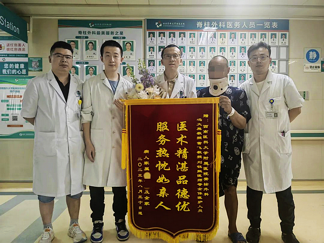4米高屋頂墜落的周先生以為自己是“幸運(yùn)兒”，家人勸到醫(yī)院后發(fā)現(xiàn)……