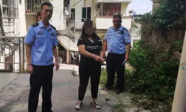 這位大姐，你在樓梯間做了什么？